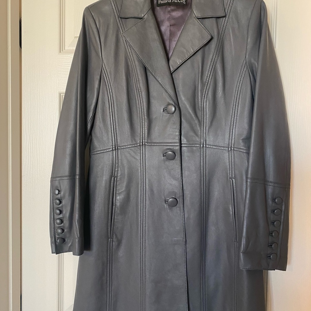 Well made 100% Leather trench coat. Lots of high end details. Size Small.